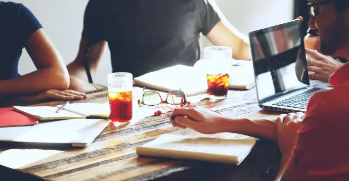 Bild von Personen die arbeiten